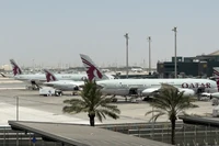 Utknął na lotnisku w Katarze. "Co jakiś czas zdarzają się wybuchy na niebie"