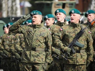 Polscy żołnierze podczas uroczystej przysięgi wojskowej żołnierzy Dobrowolnej Zasadniczej Służby Wojskowej i Wojsk Obrony Terytorialnej, 17 bm. w Olsztynie.