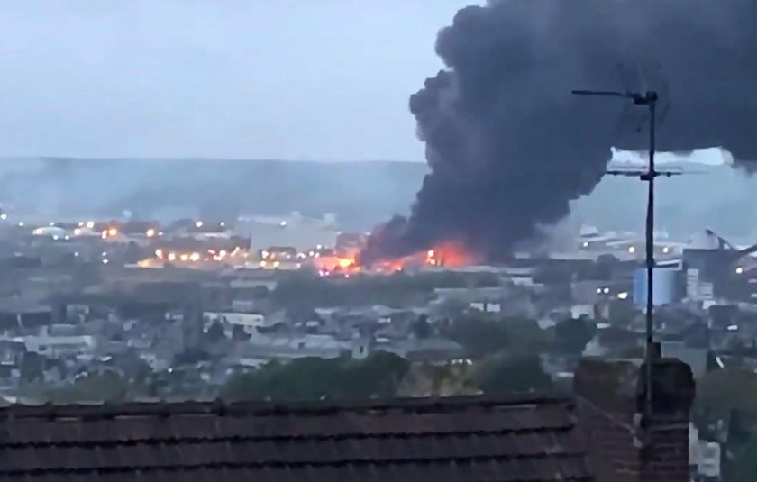 Pożar w fabryce chemikaliów. Groźny dym nad miastem