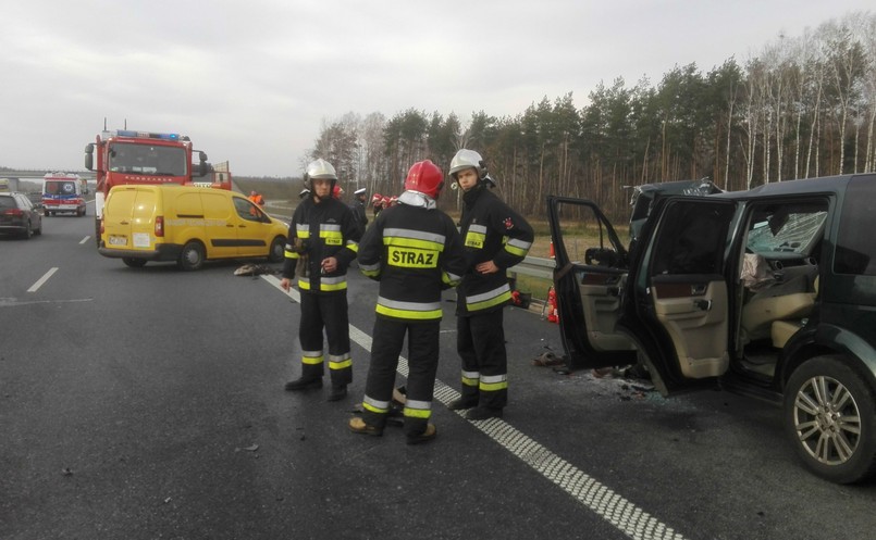 Zmiażdżona terenówka przez chwilę była wleczona przez naczepę a następnie wjechała w bariery