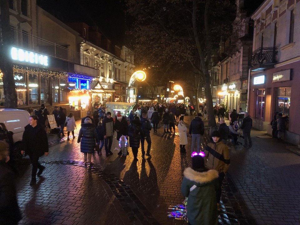 31 stycznia około godz. 18. Lokalne na zakopiańskich Krupówkach zabezpieczają się przed ludźmi, którzy będą bawić się tu w nocy