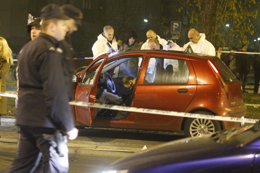 Miloš Ljubenović ubijen je 24. decembra 2012. u Ulici Ivana Ribara na Novom Beogradu na parkingu zgrade u kojoj je živeo. Ljubenović je oko 20 časova izašao iz zgrade i seo u automobil, kada je vozilu prišao nepoznati ubica i ispalio nekoliko hitaca. Ljubenović je preminuo na mestu.