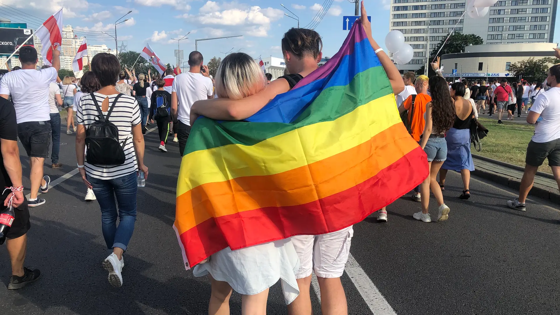 "Chłopaki i dziewczyny są gwałceni w więzieniach" - członkowie białoruskiej społeczności LGBT+ o zatrzymaniach