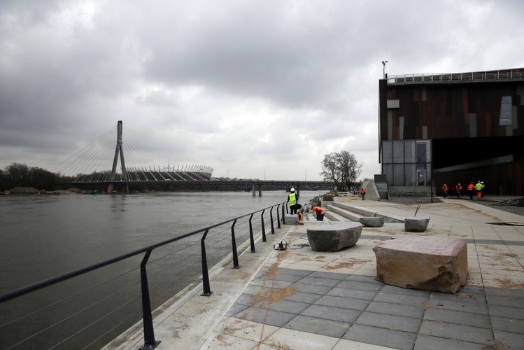 Według niego, mieszkańcy będą korzystać z bulwaru od mostu Świętokrzyskiego do ul. Karowej jeszcze przed wakacjami, a z drugiego odcinka kilka tygodni po ukończeniu prac. Cały nowy fragment ma być do dyspozycji 'w te wakacje, czy w tym okresie, kiedy trwa sezon nad Wisłą' - powiedział wiceprezydent. 
<br><br> (mr) PAP/Tomasz Gzell