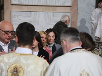 Evo sa kim se Ceca Ražnatović SRČANO IZGRLILA na ponoćnoj liturgiji u Hramu: Ne prođe godine da se ne sastanu ovde! (FOTO)