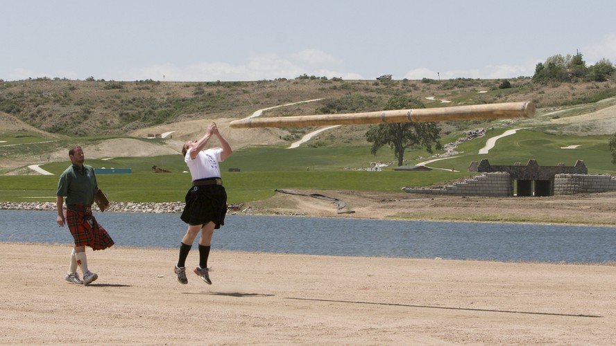 Jedna z tradycyjnych szkockich konkurencji, to caber toss. Brzmi tajemniczo, ale to nic innego jak ... rzut palem.