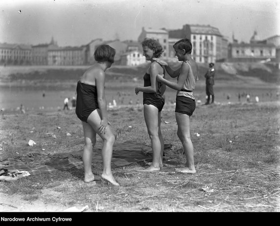 Plaża nad Wisłą w Krakowie - rok 1929 - zdjęcie pochodzi z archiwów Narodowego Archiwum Cyfrowego