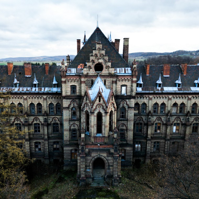 Monumentalny budynek mieści się na Dolnym Śląsku