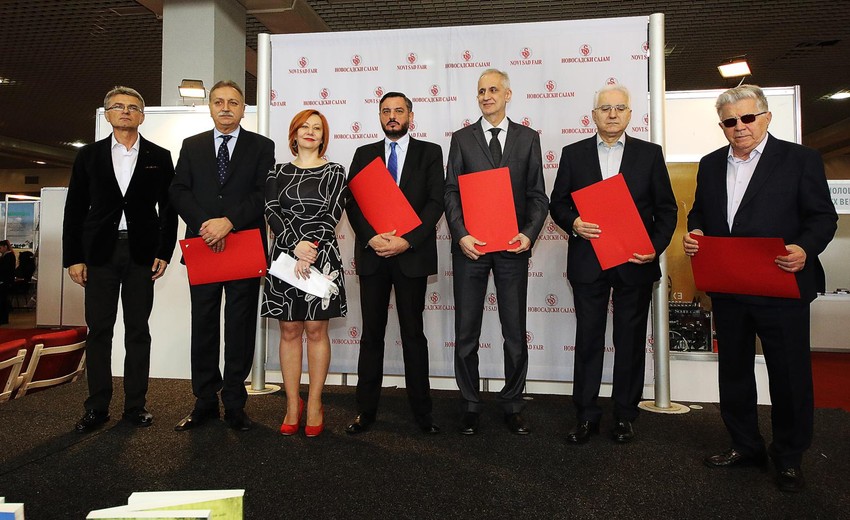 Miomir Petrović sa nagradom (u sredini)