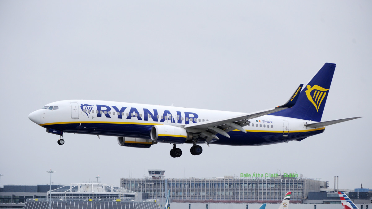 Koronawirus. Ryanair zwróci klientom pieniądze za odwołane loty