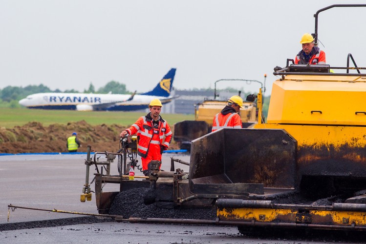 W ramach remontu droga startowa na całej długości zostanie pogrubiona od 30 do 50 cm, na co zużytych zostanie ok. 150 tys. metrów sześciennych asfaltu. <br><br>fot.  (zuz) PAP/Paweł Jaskółka