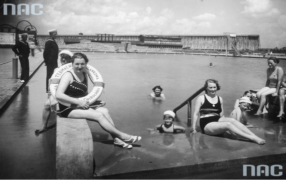 Ciechocinek w 1936 r. - kuracjusze podczas kąpieli w basenie solankowo-termalnym
