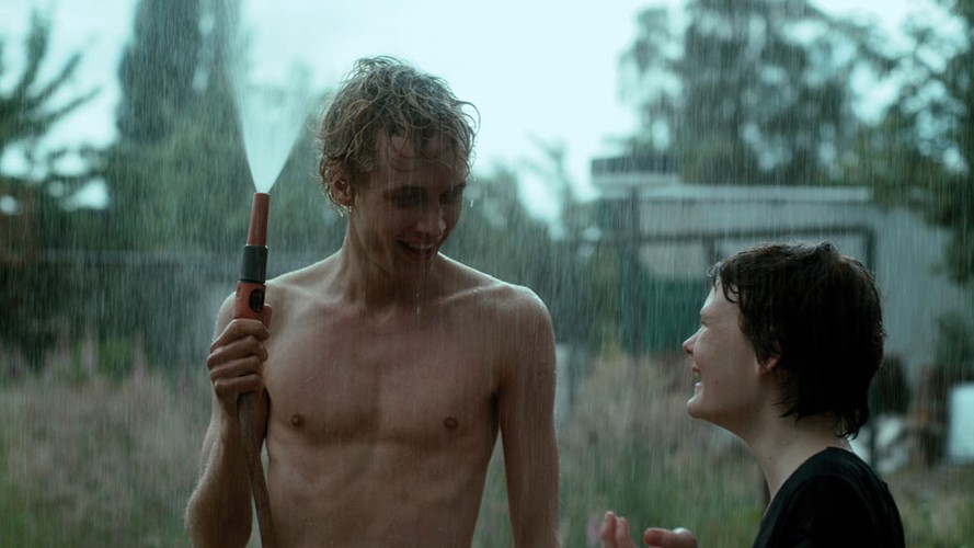 <strong>„A jeśli Bóg jest?”</strong>
<br><br>
Młody chłopak, Tore, zainspirowany postawą rówieśników z religijnej wspólnoty JESUS FREAKS, przypadkowo poznaje na pozór normalną rodzinę. Nowi znajomi wydają się gościnni – proponują Tore zamieszkanie z nimi na kampingu. Wkrótce dochodzi tam do wielu drastycznych zdarzeń. Benno, głowa rodziny, postanowił wystawić na nieludzką próbę wiarę młodego zapaleńca religijnego, który w chwilach zwątpienia powtarza sobie: „Nic złego nie może stać się temu, kto trzyma tarczę wiary”. Obserwując - z przerażeniem i niedowierzaniem - losy wychudzonego ostatniego ze sprawiedliwych trudno uwierzyć w taką otuchę. Naturalistyczny, brutalny i obnażający najgorsze oblicze człowieka film o tym, jak niedaleko od siebie znajdują się drogi do Boga i do piekła. (opis dystrybutora)