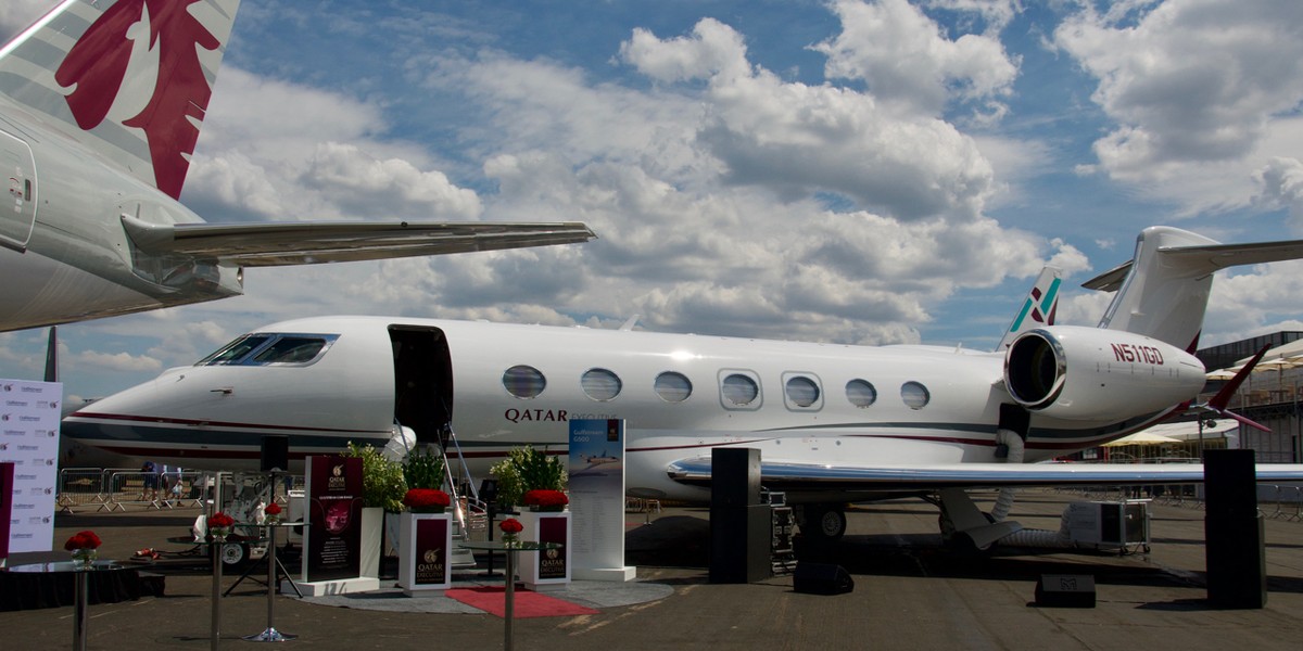 Gulfstream G500 linii lotniczych Qatar Executive na Farnborough International Airshow prezentuje się obok jednego z największych samolotów katarskiego przewoźnika - Boeinga 777-300ER