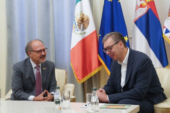Vučić se sastao sa ambasadorom Sjedinjenih Meksičkih Država Karlosom Feliks Koronom (FOTO)