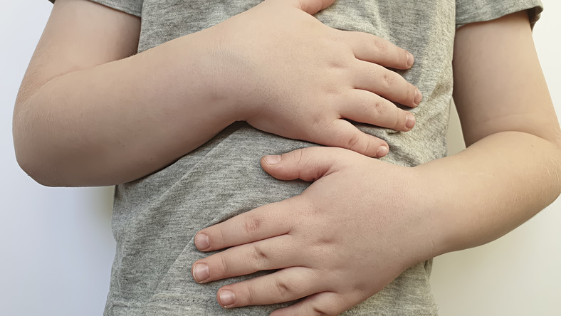 Ból żołądka u dziecka – objawy i przyczyny bólu żołądka u dziecka, leczenie