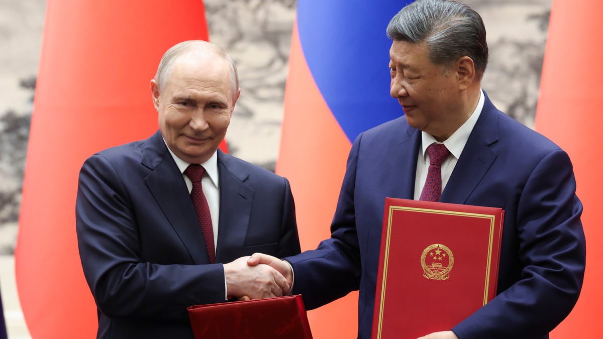 Vladimir Putin i Si Đinping tokom ceremonije potpisivanja dokumenata u Pekingu 20. maja