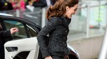 Kate Middleton o krok od wpadki. Z trudem panowała nad krótką spódniczką