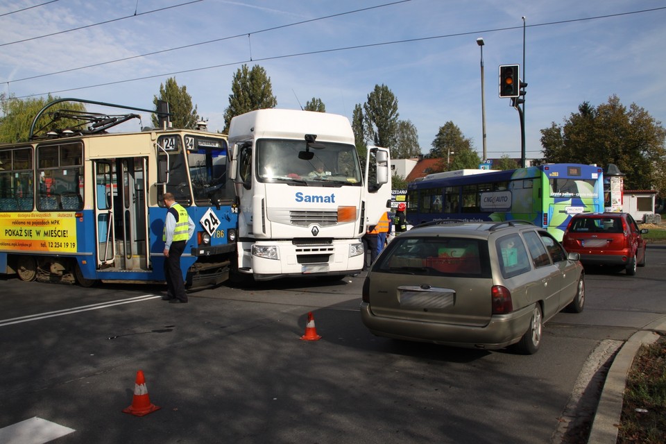 Tramwaj zderzył sie z tirem