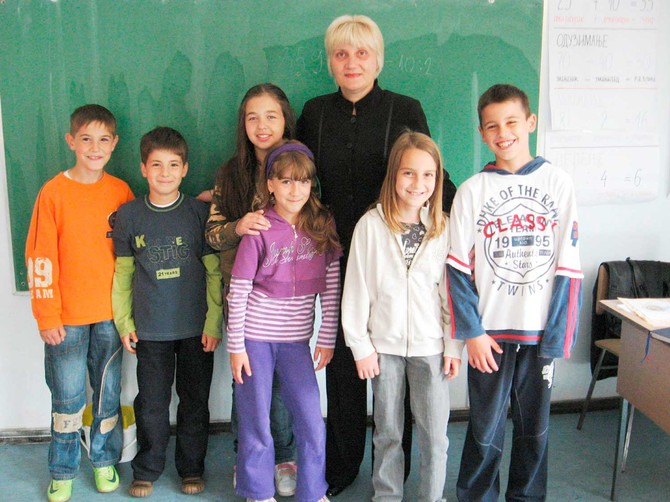 1205_web-Milka-Radovanovic-sa-nekoliko-ucenika