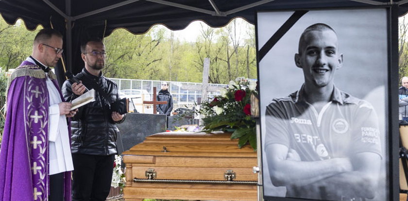 Ostatnie pożegnanie Mariusza Sierakowskiego. Morze kwiatów przykryło grób tragicznie zmarłego 29-latka
