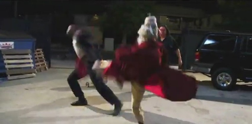 Kej nogom udara negativca