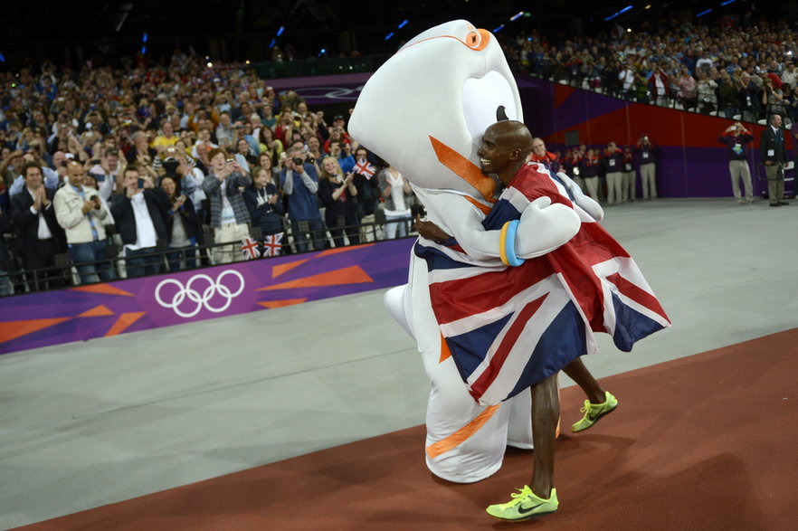 Maskotka igrzysk Wenlock oraz Mo Farah.