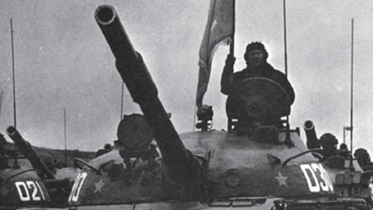 Od początku grudnia 1980 r. Sztab Generalny WP obserwował i analizował symptomy zagrożenia interwencją wojsk Układu Warszawskiego w Polsce. Dla władz państwa i kierowniczej kadry Wojska Polskiego pierwszym sygnałem świadczącym o takiej groźbie był zamiar radzieckiego sztabu generalnego dotyczący przeprowadzenia ćwiczeń koalicyjnych pod kryptonimem Sojuz ’80.