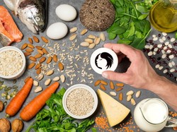 Z polecenia dermatologów: 10 produktów, które dobrze wpływają na włosy