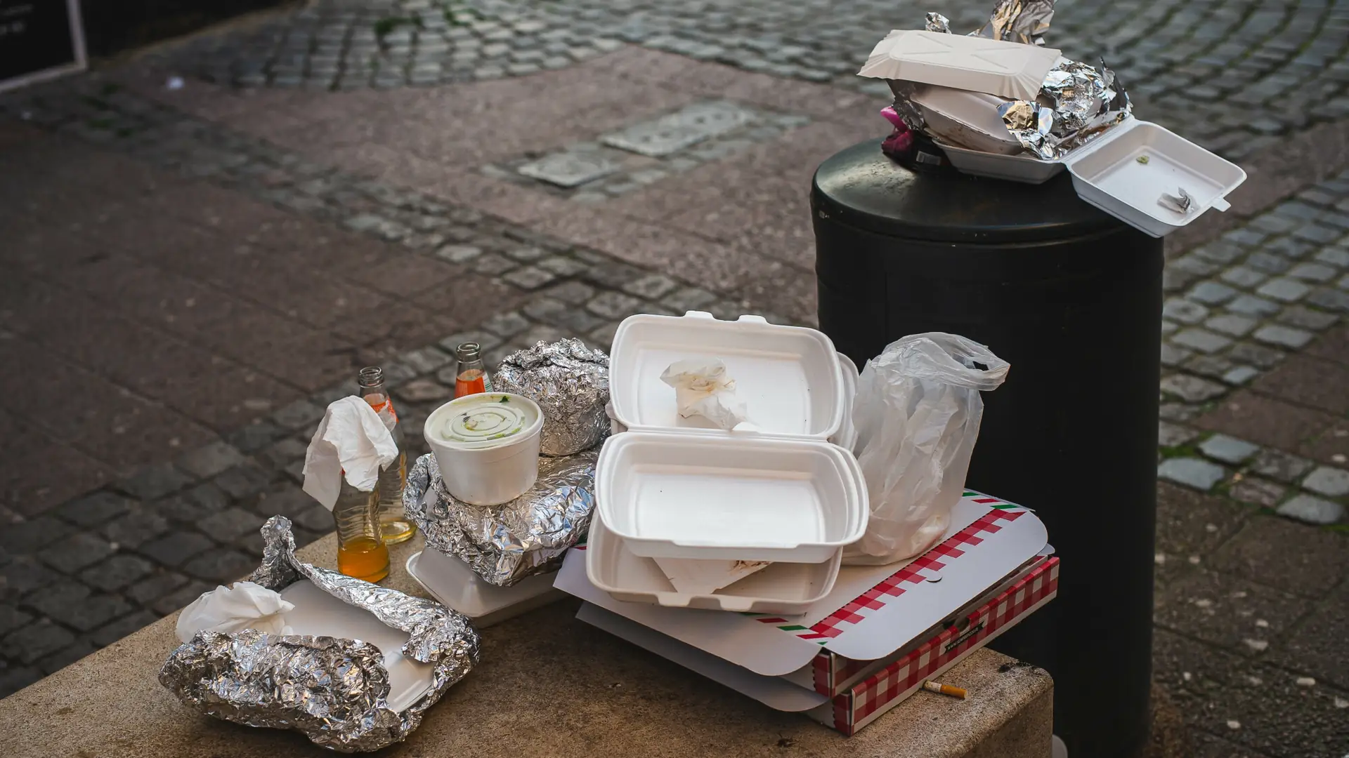 Polują na pizzę i hot dogi. "To, co znajdą, zabije część z nich"