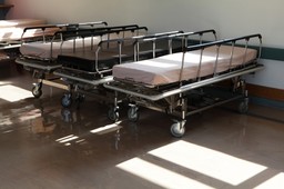 Zamiast pomocy dla szpitali – długi i prywatyzacja