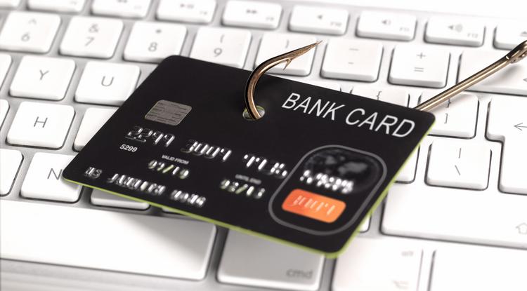 A csalók sokszor a bankkártya adataikra utaznak