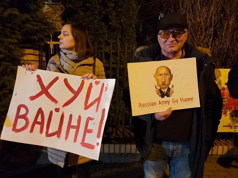 W dniu inwazji Rosji na Ukrainę mniejszość białoruska protestowała pod konsulatem Białorusi w Białymstoku