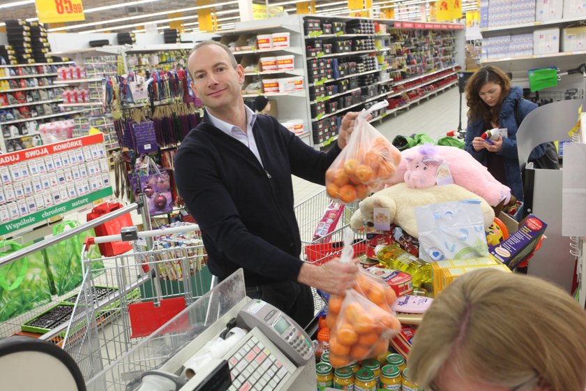 Lech Kaźmierczyk kupuje prezenty