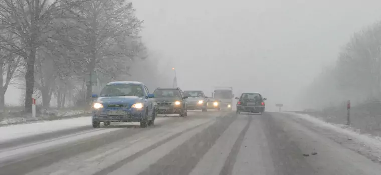 Na drogach trudne warunki jazdy, wciąż pada śnieg