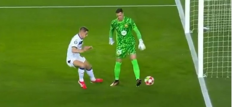 Szczęsny bał się zaryzykować. Jego zagranie zostało hitem internetu [WIDEO]