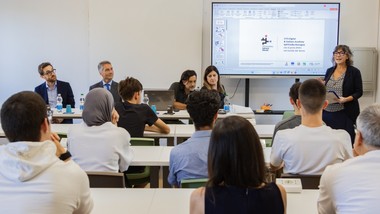 będą zwalczać zjawisko wnoszenia noży przez uczniów. w szkołach pojawi