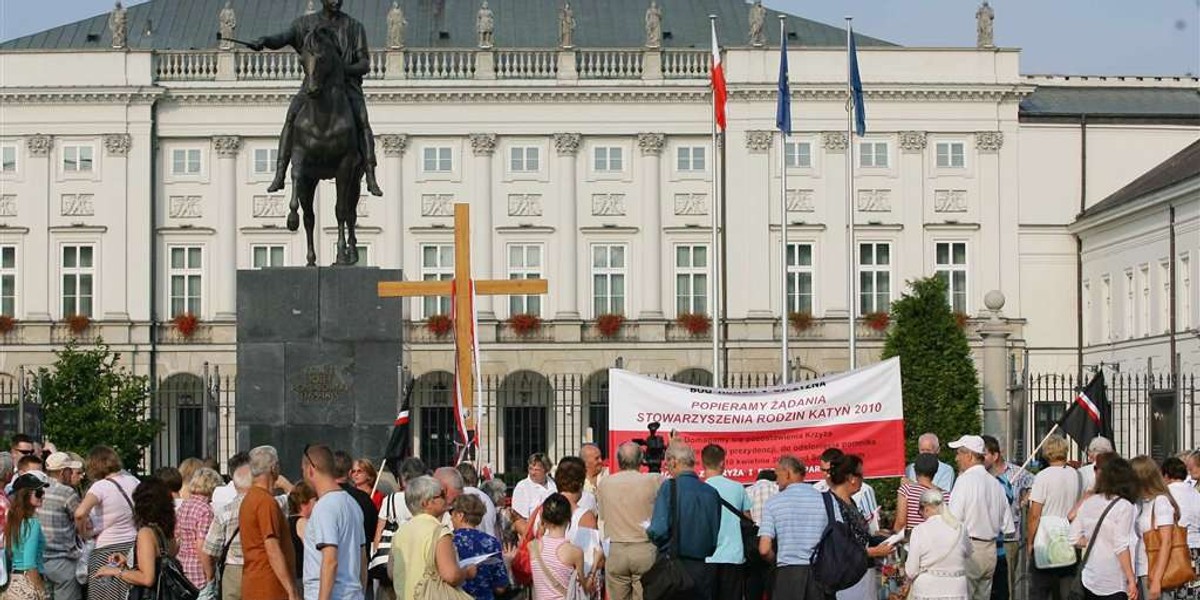 Akcja przeciwników krzyża przed Pałacem Prezydenckim