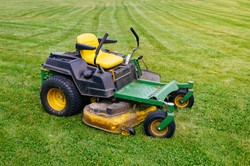 Rzecznik kadry norweskich skoczków został przejechany przez 200 kilogramową kosiarkę