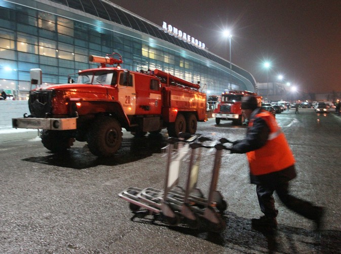 Wóz straży pożarnej przed budynkiem lotniska