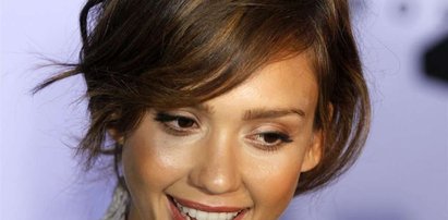 Jessica Alba imprezuje po nocach