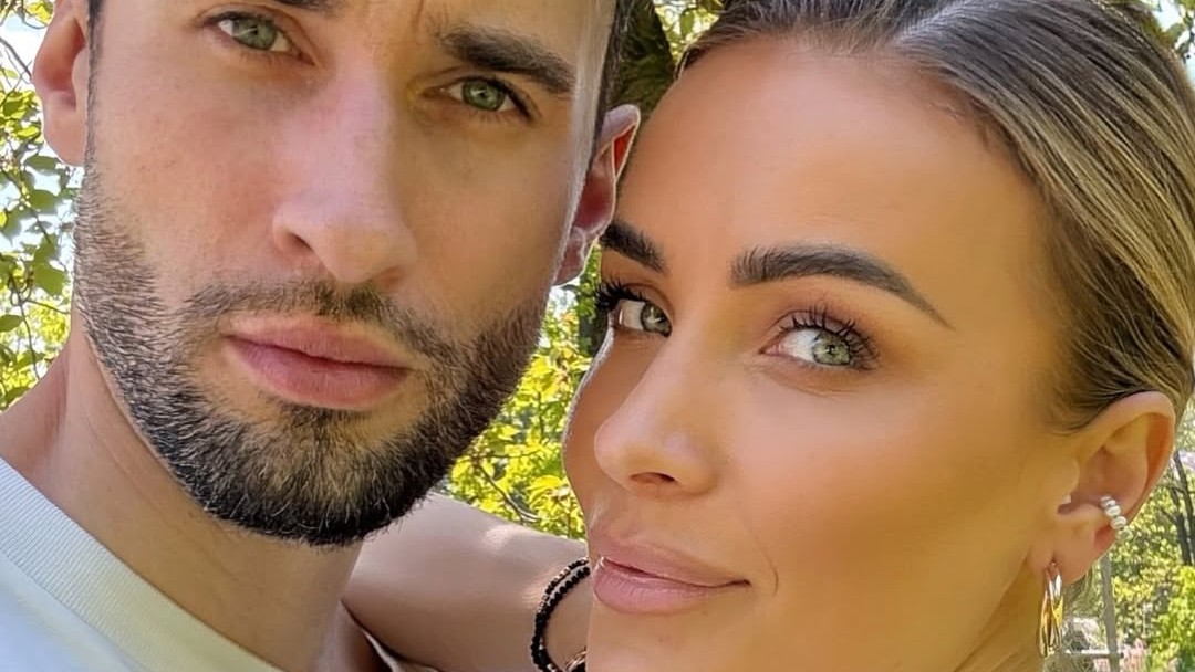 Martina Grešová s partnerom a dcérkou Aničkou. IG: @kdebolotambolo