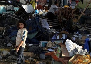 Devojčica stoji među ruševinama škole u Gazi koja je pogođena tokom izraelskog vazdušnog napada | Foto: Reuters
