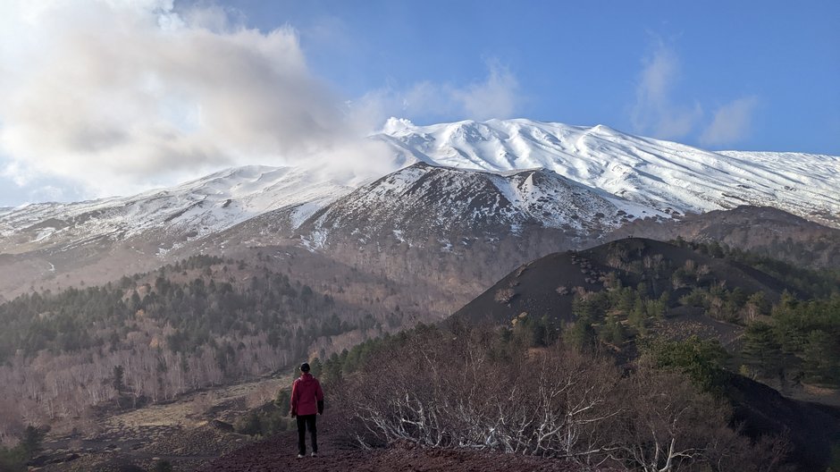 Kratery Monti Sartorius i widok na wulkan Etna. 