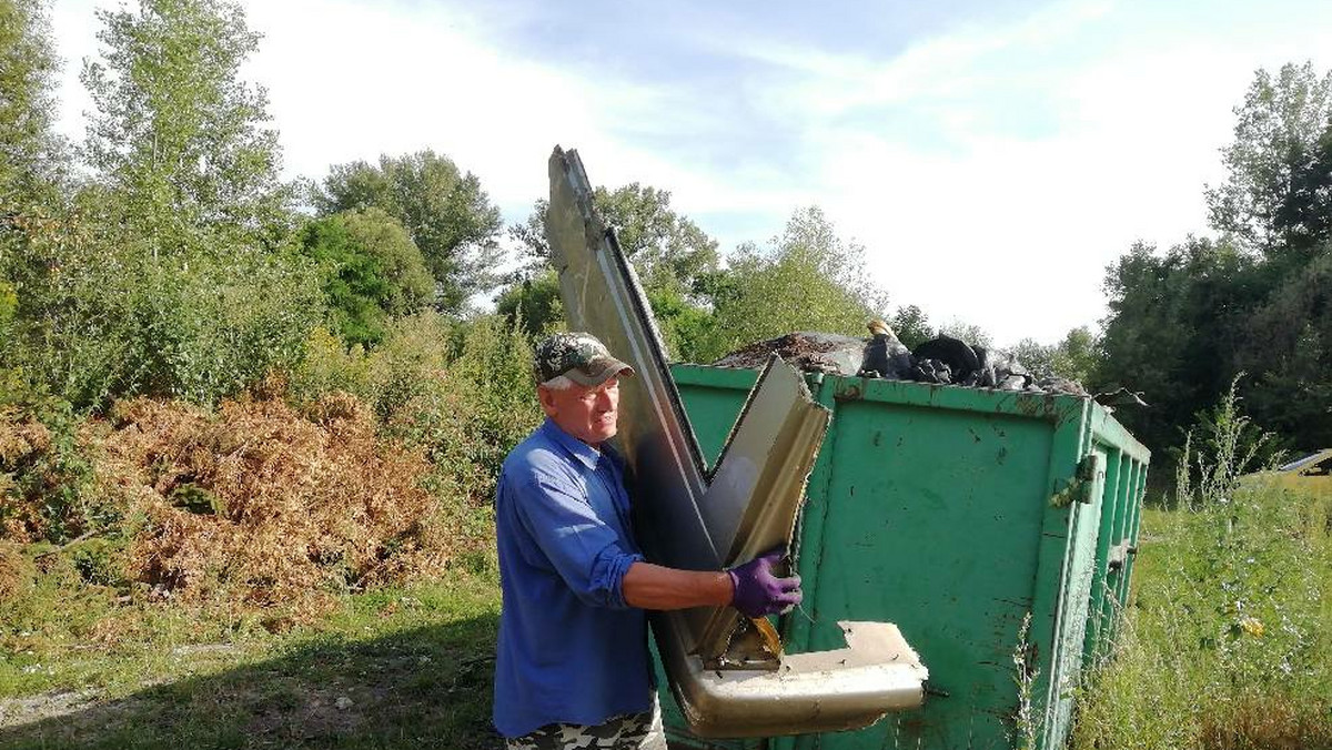 Superman gminy Świdnica. Emeryt sprzątnął samotnie już 32 tony śmieci