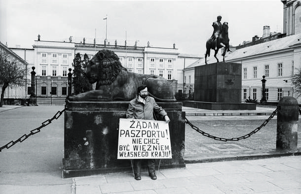 Po przyjeździe z zagranicy każdy obywatel musiał zwrócić paszport w lokalnej komendzie milicji. Na zdjęciu akcja protestacyjna, Warszawa 1984 r.