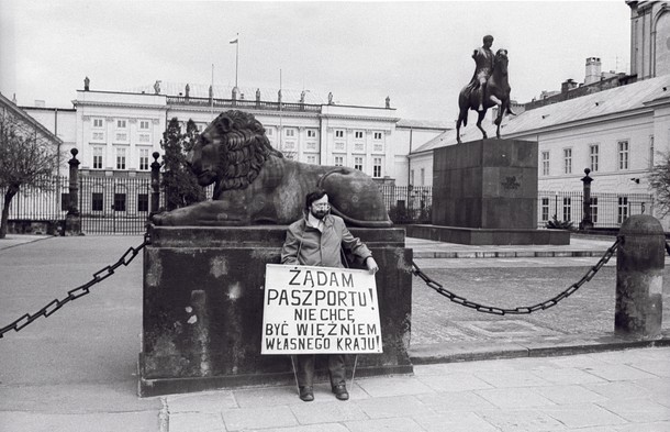 Po przyjeździe z zagranicy każdy obywatel musiał zwrócić paszport w lokalnej komendzie milicji. Na zdjęciu akcja protestacyjna, Warszawa 1984 r.