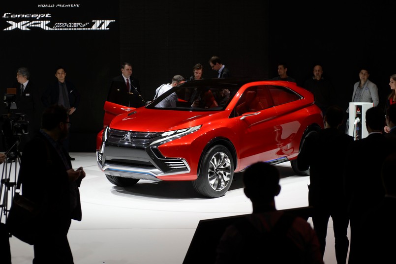 W czasie tegorocznego salonu samochodowego w Genewie najważniejsza premierą Mitsubishi był model o nazwie Concept XR-PHEV II. Przypominamy, że Japończycy także w Genewie w 2014 roku pokazali model o nazwie Concept XR-PHEV. Czym różni się samochód przygotowany do debiutu w 2015, czyli Concept XR-PHEV II (foto) od tego z zeszłorocznej wiosny? Przedstawiciele Mitsubishi zapewniają, że to model stworzony od nowa - z całkowicie nową karoserią oraz wnętrzem i tylko stylizacją nawiązuje do pierwszego projektu. Zupełnie innego zdania są przedstawiciele rosyjskiego molocha AvtoVAZ, do którego należy Łada - sprawa stanęła na ostrzu noża…