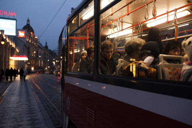 Uliczka i tramwaj w Pradze, Czechy. 8.01.2013