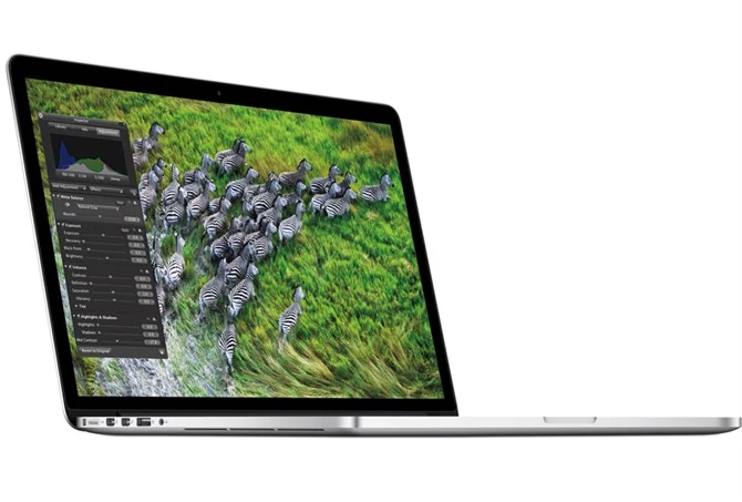 MacBook Pro z 15-calowym ekranem Retina